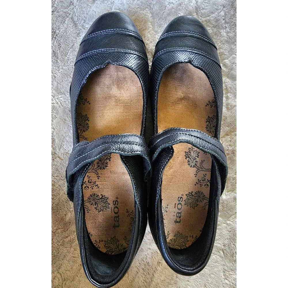 Taos Bravo Black Leather Mary Jane Flats Shoes Floral Button Womens 10